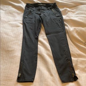 Skinny leg jeans with zipper details